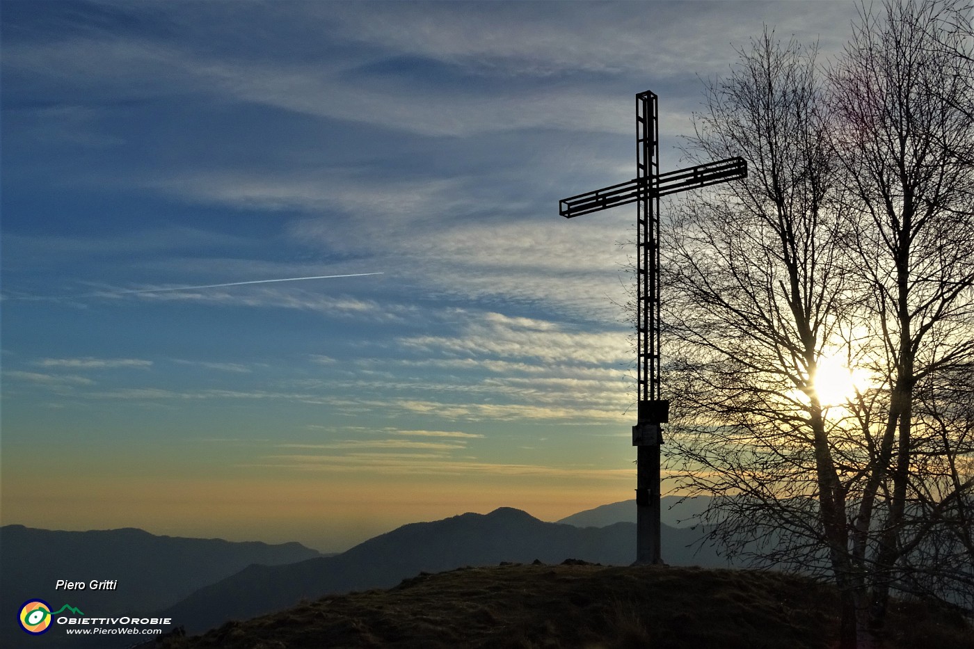 03 Inizia lo spettacolo del tramonto sul Monte Gioco (1366 m).JPG